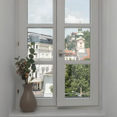Schlossberg Panorama - 1 Bedroom & Lift & Free Parking By Hero Homes Апартаменты